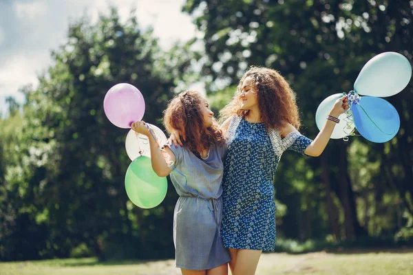 Bir yaz parkında iki sevimli kız kardeş