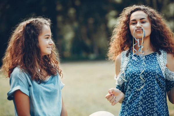 Twee schattige zusters in een zomerpark — Stockfoto