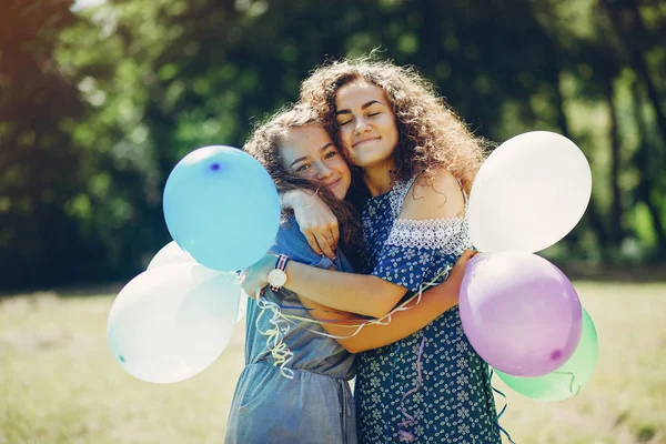 Bir yaz parkında iki sevimli kız kardeş — Stok fotoğraf