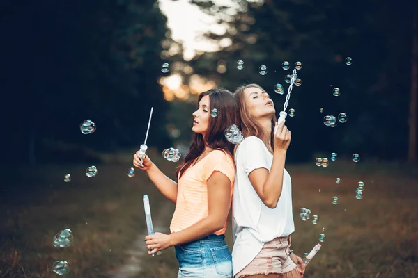 Due belle ragazze in un parco estivo — Foto Stock