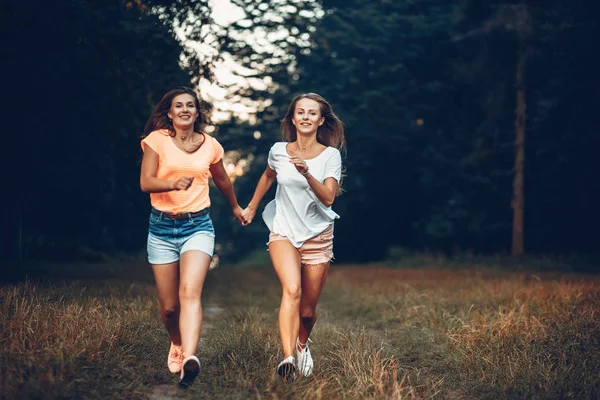 Duas meninas bonitas em um parque de verão — Fotografia de Stock