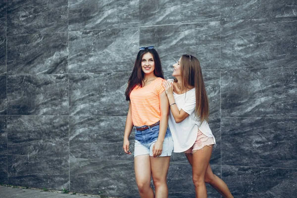 Due belle ragazze in un parco estivo — Foto Stock