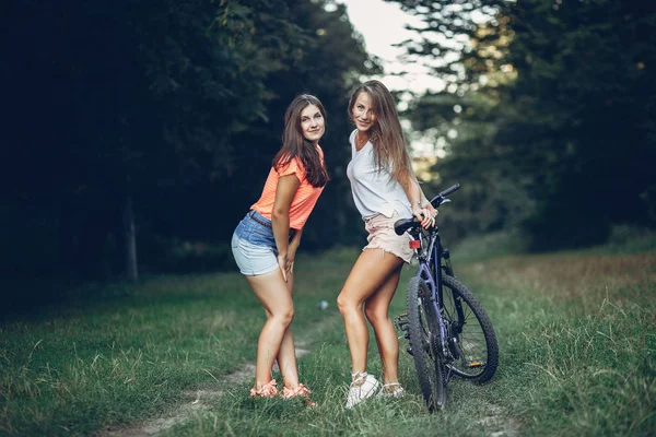 Δύο όμορφα κορίτσια σε ένα καλοκαιρινό πάρκο — Φωτογραφία Αρχείου