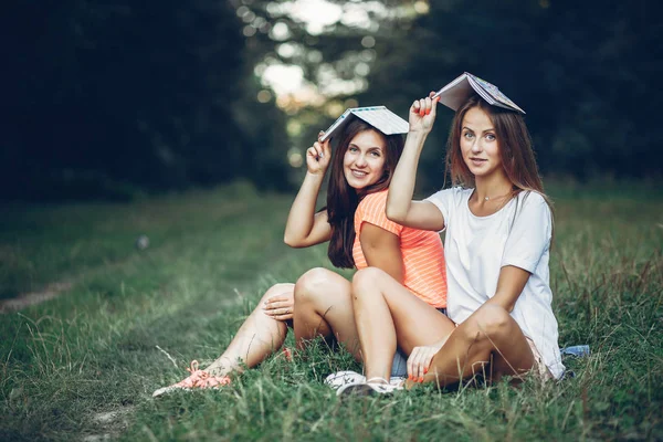 Duas meninas bonitas em um parque de verão — Fotografia de Stock