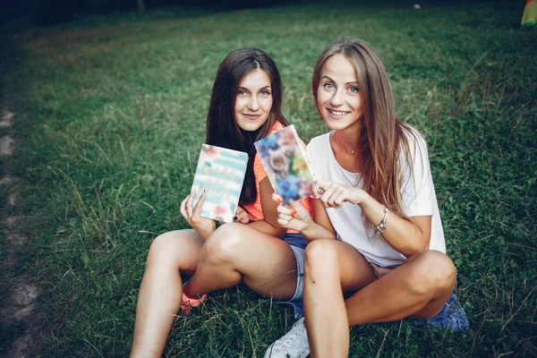 Dwie ładne dziewczyny w letnim parku — Zdjęcie stockowe