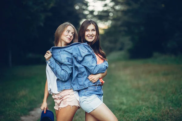 Dvě hezké dívky v letním parku — Stock fotografie