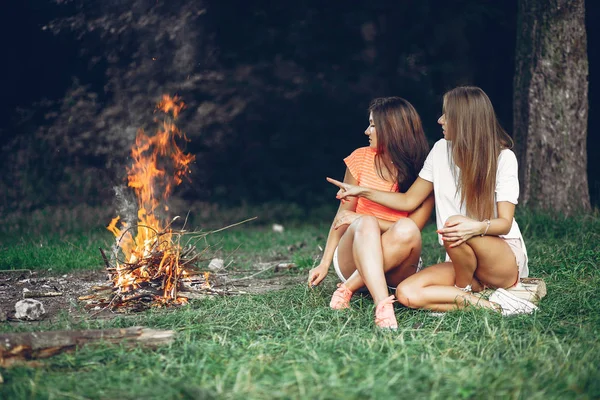 Due belle ragazze in un parco estivo — Foto Stock