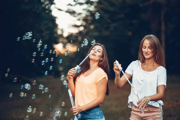 Due belle ragazze in un parco estivo — Foto Stock