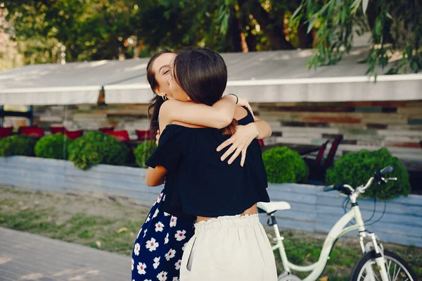 Meninas elegantes andando em um parque de verão — Fotografia de Stock