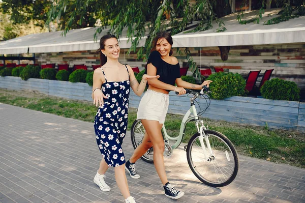 Filles élégantes marchant dans un parc d'été — Photo