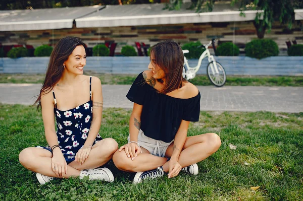 Stylische Mädchen spazieren in einem Sommerpark — Stockfoto