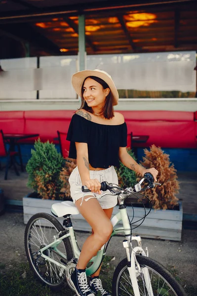 Bir yaz şehirde duran şık kız