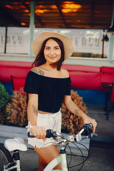 Ragazza elegante in piedi in una città estiva — Foto Stock