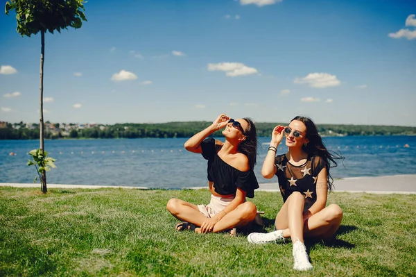 Chicas elegantes caminando en un parque de verano — Foto de Stock