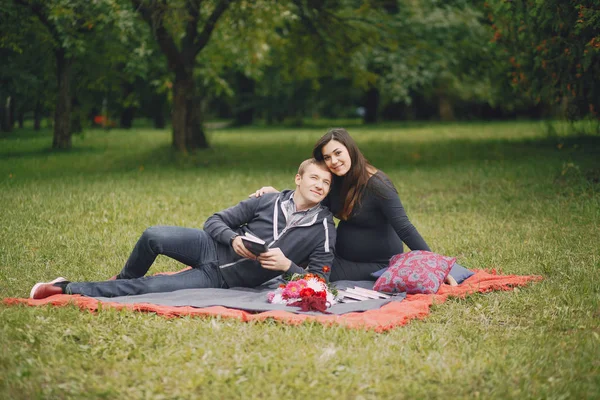 Family in a park — Stock Photo, Image