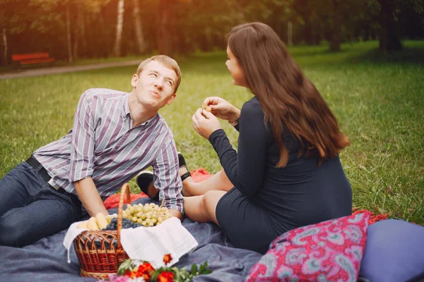 Familj i en park — Stockfoto