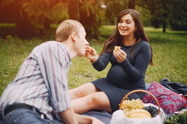 Famille dans un parc — Photo