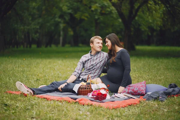 Familie im Park — Stockfoto