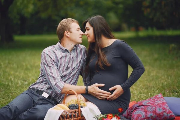 Famiglia in un parco — Foto Stock