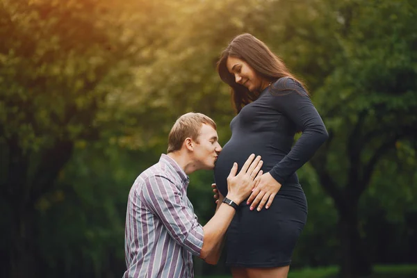 Familia en un parque — Foto de Stock