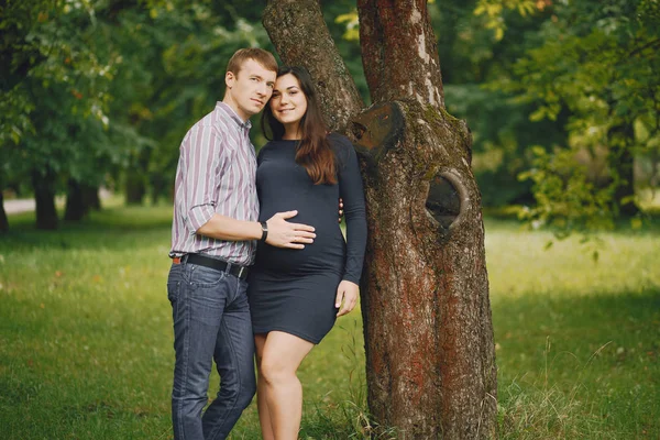 Famille dans un parc — Photo