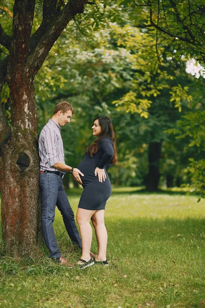 Family in a park — Stock Photo, Image