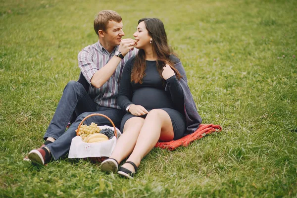 Familj i en park — Stockfoto