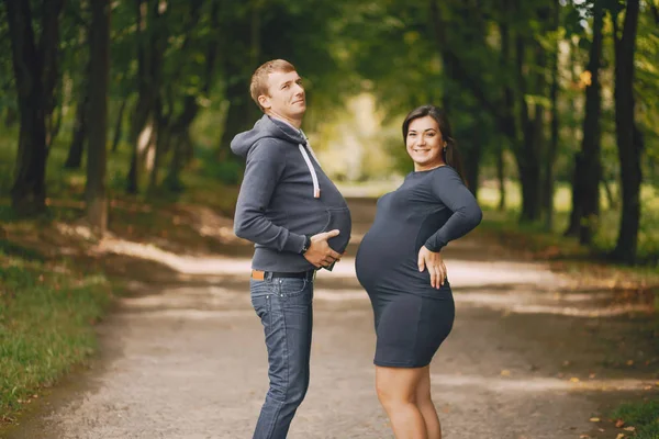 Familie im Park — Stockfoto