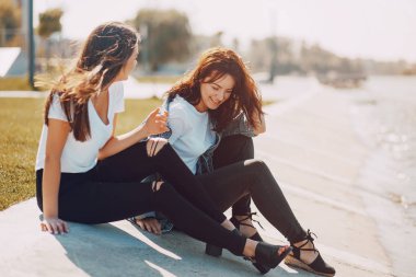 İki kız konuşuyor.