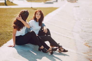 İki kız konuşuyor.