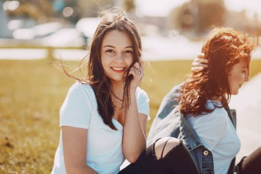 İki kız konuşuyor.