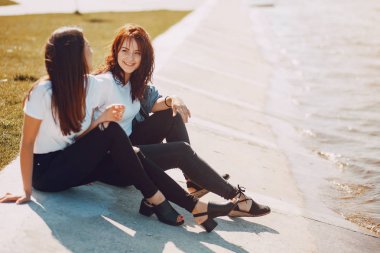 İki kız konuşuyor.