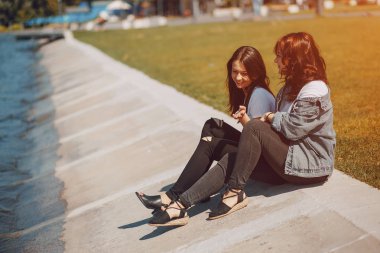 İki kız konuşuyor.