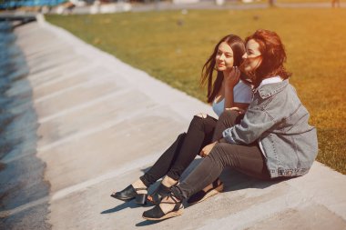 İki kız konuşuyor.