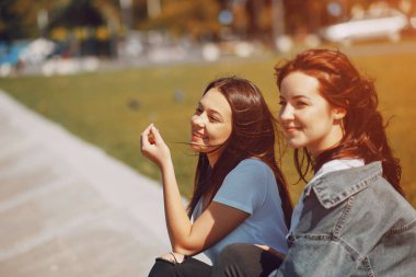 İki kız konuşuyor.