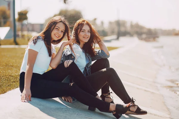 Due ragazze che parlano — Foto Stock