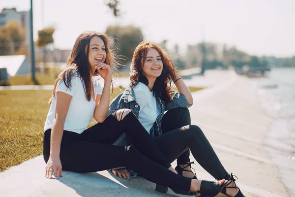 Dos chicas hablando — Foto de Stock