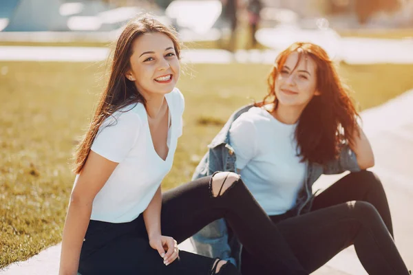 Twee meisjes aan het praten — Stockfoto