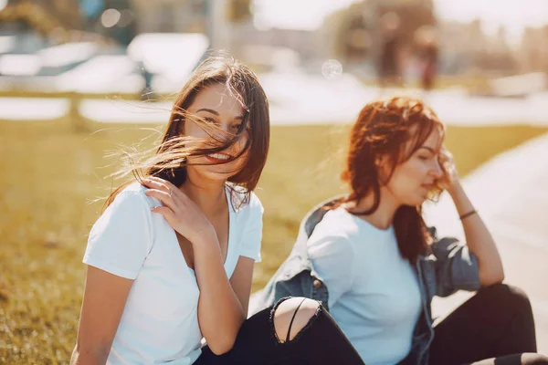 Due ragazze che parlano — Foto Stock