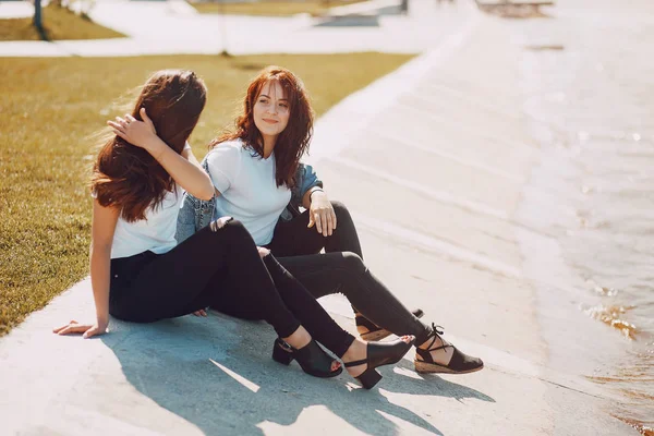 İki kız konuşuyor.