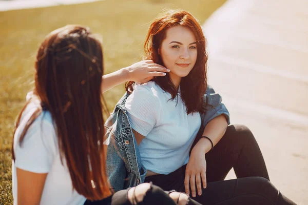 Due ragazze che parlano — Foto Stock