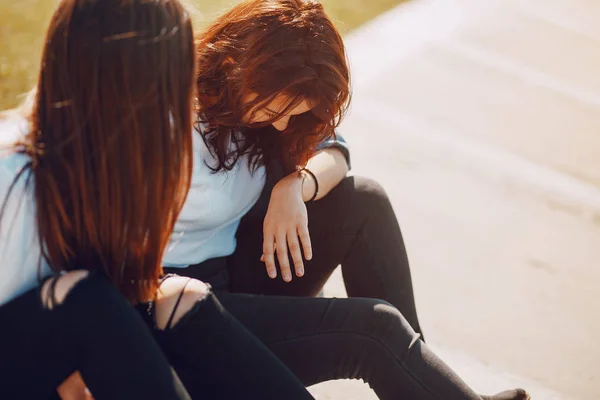 Zwei Mädchen im Gespräch — Stockfoto