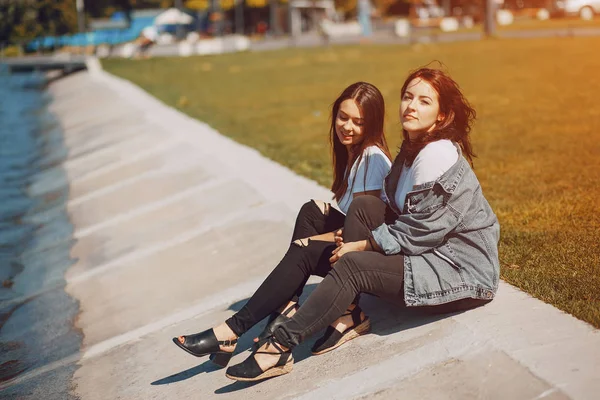 Dos chicas hablando — Foto de Stock