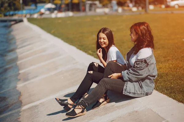 Zwei Mädchen im Gespräch — Stockfoto