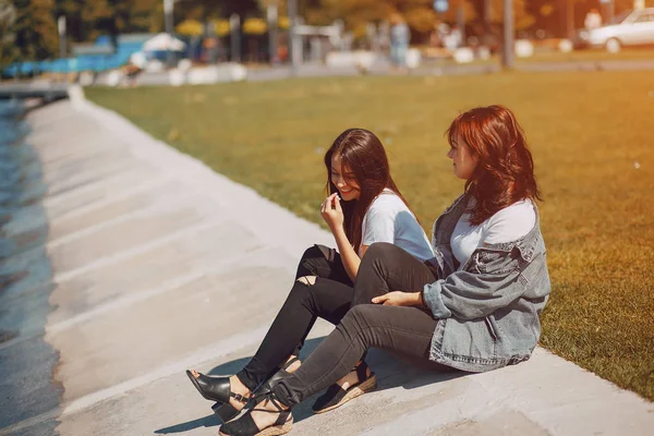 Dos chicas hablando — Foto de Stock