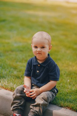 Şirin küçük çocuk.