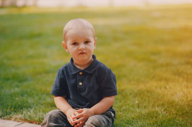 Şirin küçük çocuk.