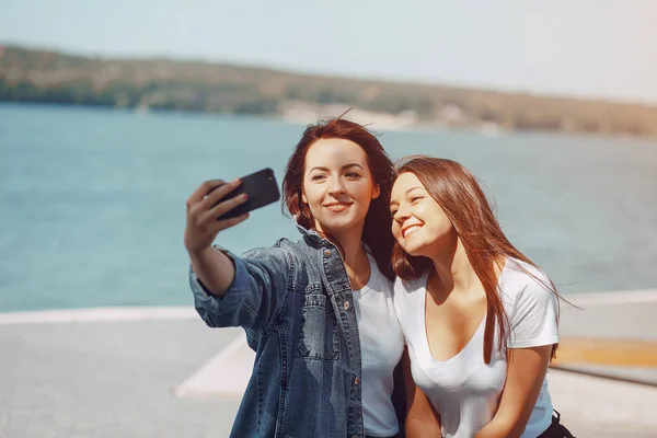 Meninas com telefone — Fotografia de Stock