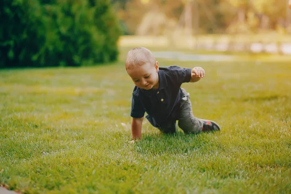 Söt liten pojke — Stockfoto