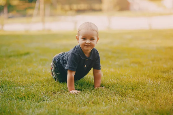 Söt liten pojke — Stockfoto